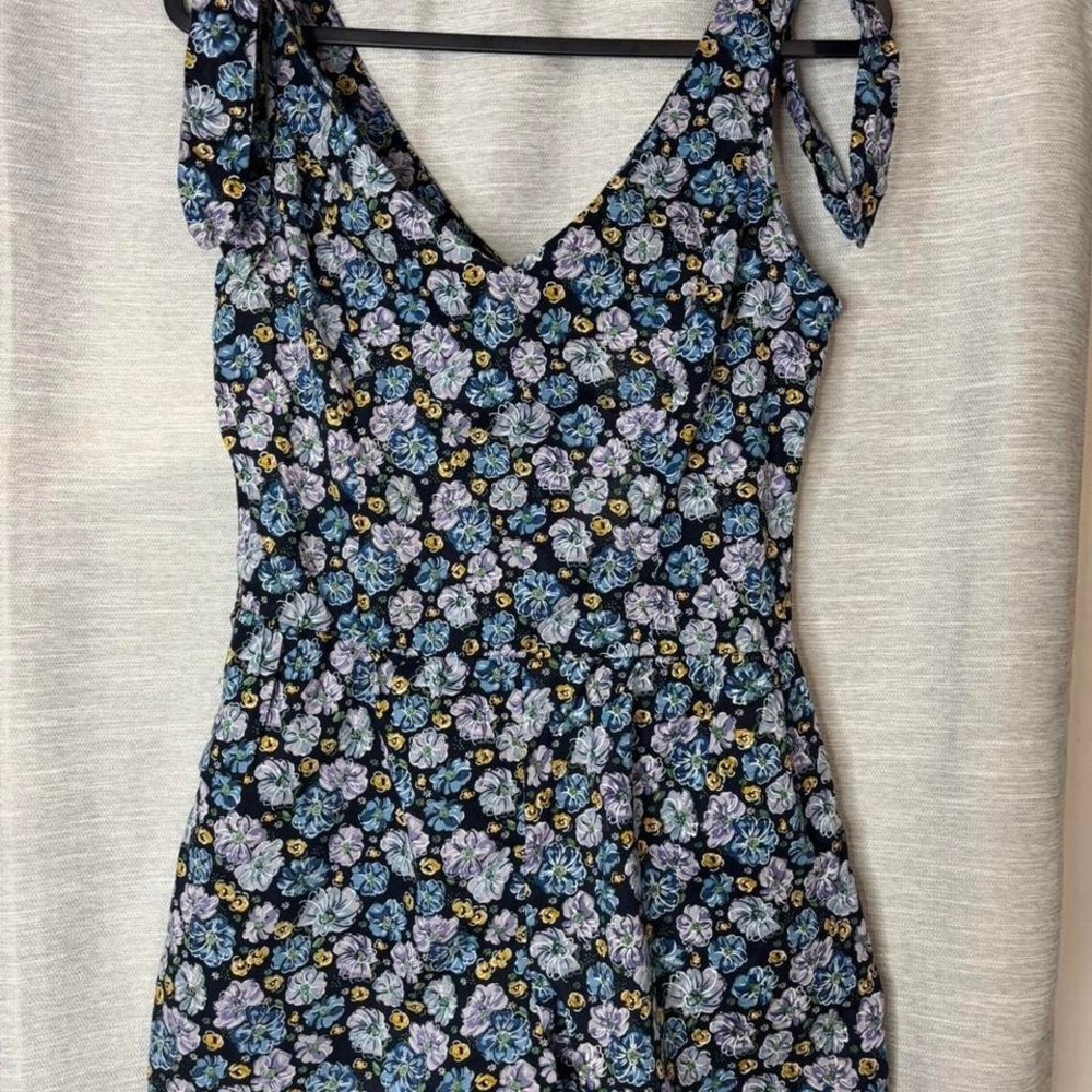 'Miley Cyrus navy floral romper with tie detail. Size M - Picture 3 of 7